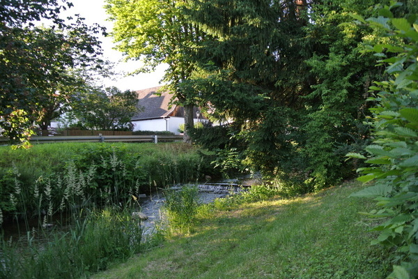 'Pltschernd begrenzt der Klemmbach unseren Garten'