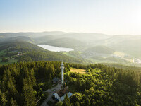 Blick �ber den Hochfirstturm auf Titisee (Bildnachweis: � Hochschwarzwald Tourismus GmbH)