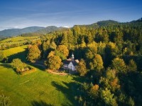 Die Girsbergkapelle in Kirchzarten (Bildnachweis: Foto: Trimo Demankowski - Black Forest Drone)